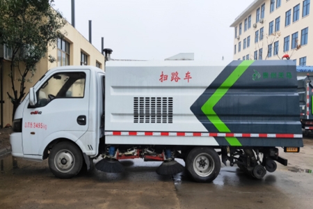 六盤水東風(fēng)途逸藍(lán)牌掃路車